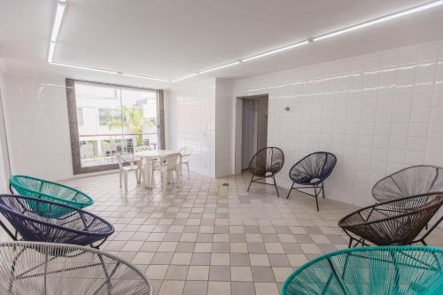 a waiting room with chairs and a table and a window at Hotel Nacional Inn Araçatuba in Araçatuba