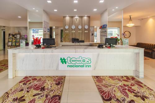 a store with a reception counter in a mall at Hotel Nacional Inn Araçatuba in Araçatuba