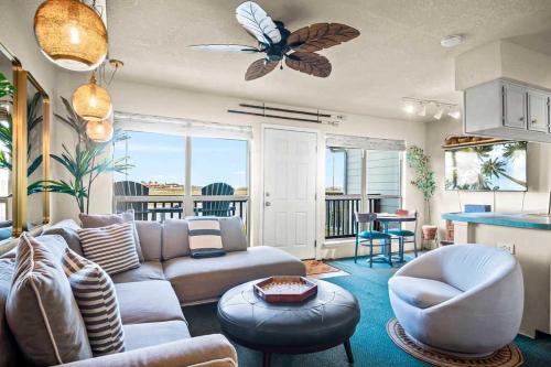 Χώρος καθιστικού στο Scoop Deck - Dock Pool & Balcony Views