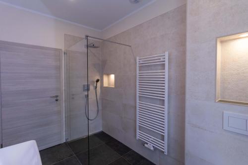 a bathroom with a shower with a glass door at Ferienwohnungen im Waldhaus Sebnitz in Sebnitz