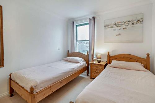 ブロード・ヘブンにあるBroad Haven Beach Viewの窓のある部屋にベッドが2つある