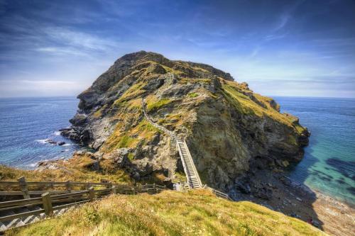 a staircase on a mountain next to the ocean at Tumbles Lodge in Stratton