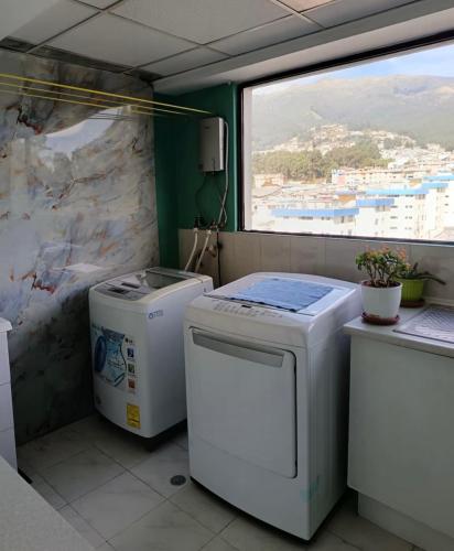 a room with two washing machines and a window at Parke inglés in Quito