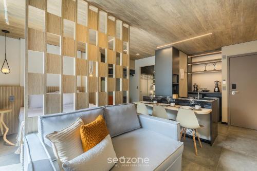 a living room with a couch and a kitchen at NWTs - Estúdios com Vista Lateral Mar em Maceió IV in Maceió