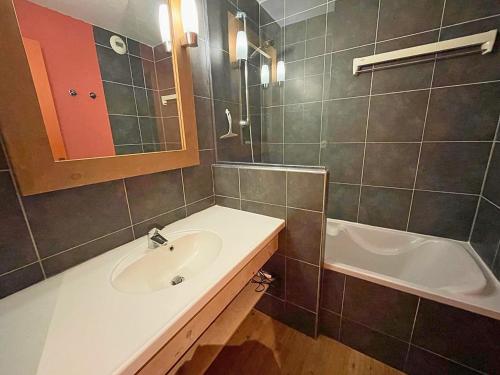 Les Menuires: 2 pièces pour 4 personnes, 34m², cuisine équipée, proche remontées mécaniques - FR-1-452-89