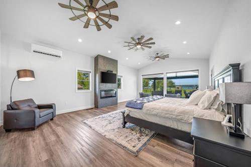 Postel nebo postele na pokoji v ubytování Waterfront at PK - Sleeps 12!