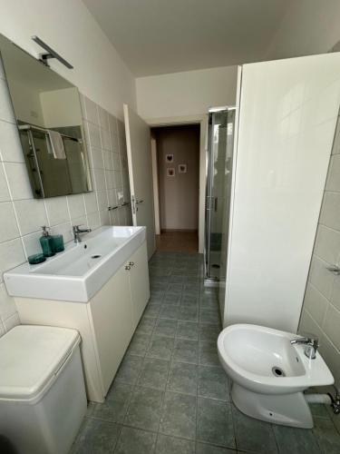 a bathroom with a white sink and a toilet at Locazione Turistica A Casa di Viola in Orvieto