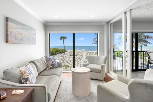 Χώρος καθιστικού στο Kings Crown 117 condo