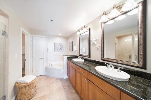 Et badeværelse på Azure 101 - Luxury Ground Floor Beachfront