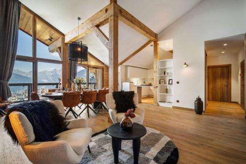 Luxury Penthouse - Panoramic Views, Walkway Balcony, Private Floor