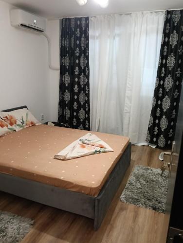 a small bed in a room with a window at casa lidia in Brăila
