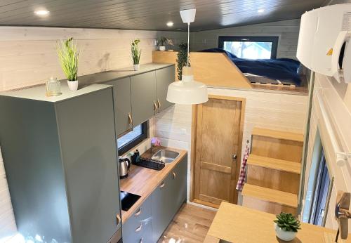 Una cocina en una casa pequeña con fregadero. en Tiny House am Ranziger See, en Tauche