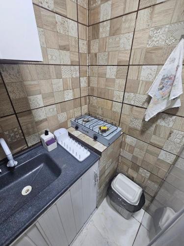 Un baño pequeño con inodoro y lavabo. en Casa Recife Conforto 10, en Recife