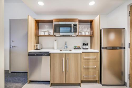 Dapur atau dapur kecil di Home2 Suites By Hilton Aurora Medical Center Denver