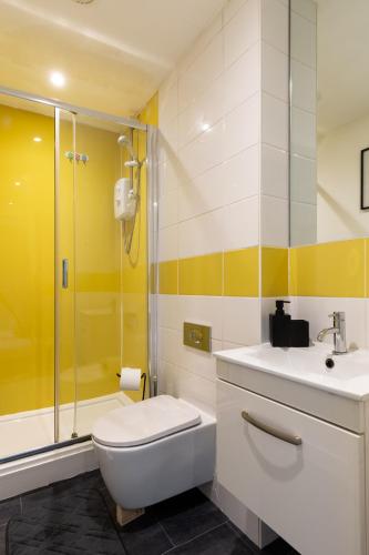 a bathroom with a shower and a toilet and a sink at Cozy Studio Apartment in Sheffield in Sheffield
