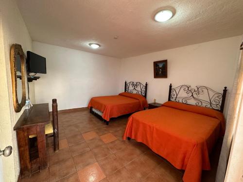 Zimmer mit 2 Betten und TV in der Unterkunft Microhotel Ciudad del Carmen in Ciudad del Carmen