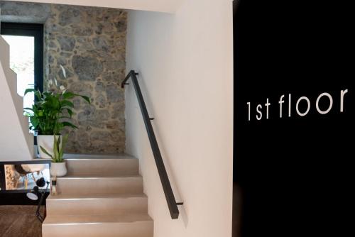 a staircase with a sign that reads its floor at Villa Libuse B&B in Pontebba