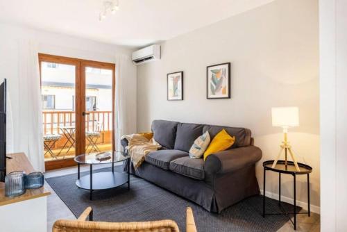 una sala de estar con un sofá y una mesa en Profithome- Casa Checha, en Candelaria