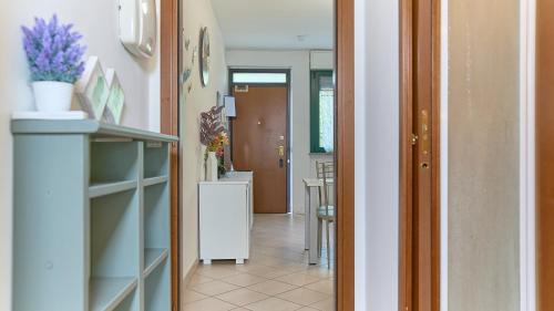 a hallway with a door leading into a room with a kitchen at App 8 Accogliente Bilocale con Giardino in Monza