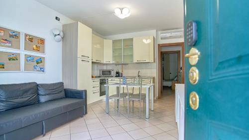 a living room with a couch and a table at App 8 Accogliente Bilocale con Giardino in Monza
