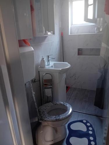 Un baño pequeño con inodoro y lavabo. en apartman centar sarajevo, en Sarajevo