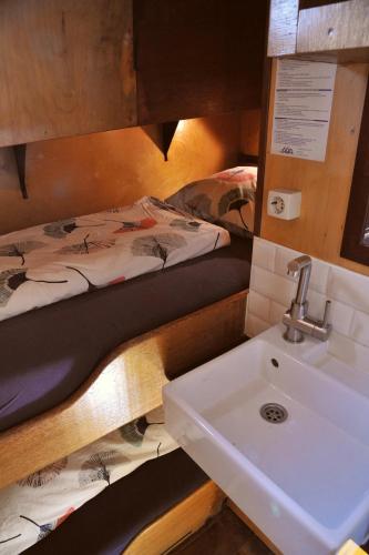 Ein Bett oder Betten in einem Zimmer der Unterkunft Ray's crew