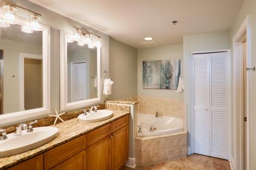 Et badeværelse på Azure 106 - Ground Floor Luxury Oceanfront Condo