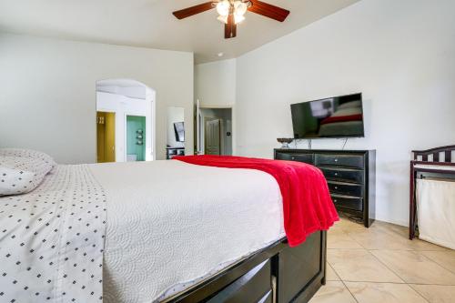 Giường trong phòng chung tại Spacious Family Home with Yard Near Arizona Mills!