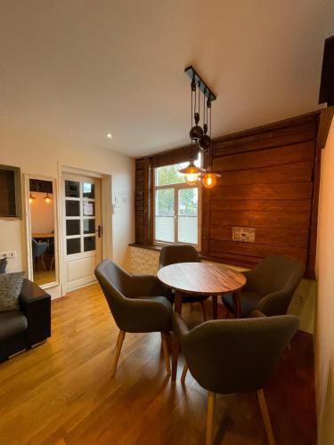 派尔努CityCenterCorner的有桌子和椅子的餐厅