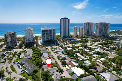 Pemandangan umum bagi Riviera Beach atau pemandangan bandar yang diambil dari apartmen