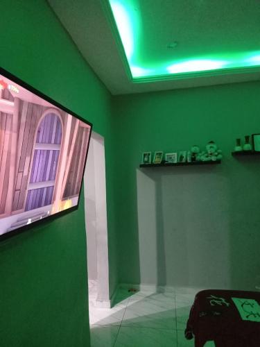 Televisyen dan/atau pusat hiburan di Casa completa, com Piscina, Churrasqueira e garagem