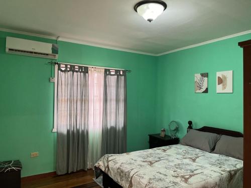 Postel nebo postele na pokoji v ubytování Central City Oasis