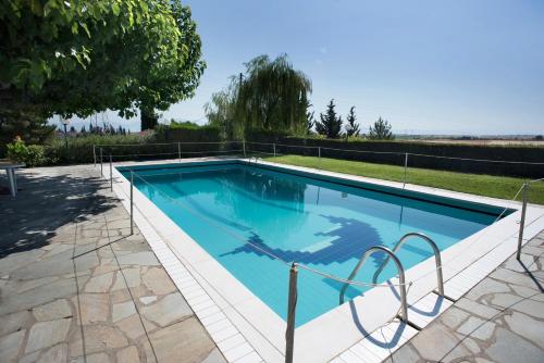 Bazén v ubytování Olympus Breeze pool villa Divine Luxury in Larisa nebo v jeho okolí