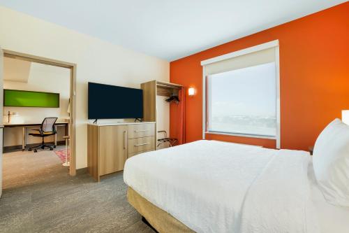 Televisyen dan/atau pusat hiburan di Home2 Suites By Hilton Aurora Medical Center Denver