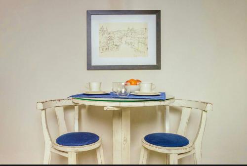 a table with two chairs and a plate on top at Estúdio térreo nas margens da Lagoa in Florianópolis
