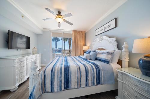 En eller flere senge i et værelse på Azure 107 - Ground Floor Luxury Oceanfront Condo