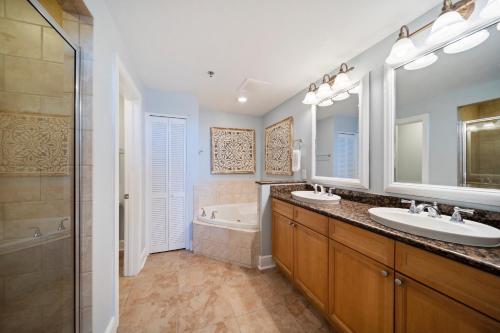 Et badeværelse på Azure 107 - Ground Floor Luxury Oceanfront Condo