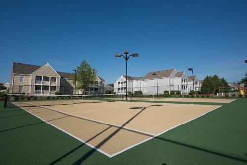 a tennis court in front of some houses at Club Wyndham Kingsgate in Williamsburg