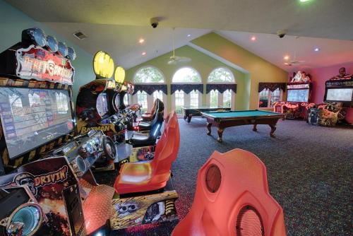 a room with arcade games and a pool table at Club Wyndham Kingsgate in Williamsburg