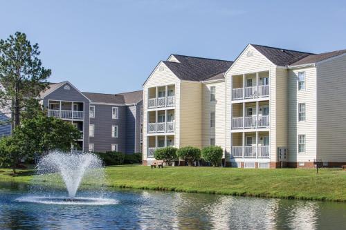 a fountain in a pond in front of condos at Club Wyndham Kingsgate in Williamsburg