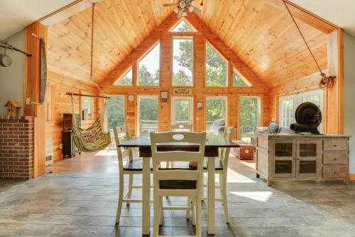 Φωτογραφία από το άλμπουμ του Fish and Hike Wooded Home with Deck in Dexter σε Dexter