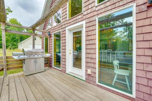 Μπαλκόνι ή βεράντα στο Fish and Hike Wooded Home with Deck in Dexter