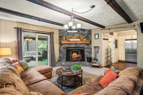 Χώρος καθιστικού στο Double Diamond Lodge by AvantStay Group Escape w Firepit Patio Activities