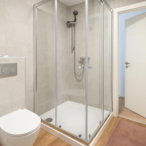 a shower stall in a bathroom with a toilet at Wohlfühlzimmer Marienheide in Marienheide