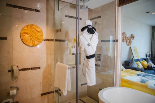 Un baño de InterContinental Qingdao by IHG l Inside the Olympic Sailing Center l May Fourth Square