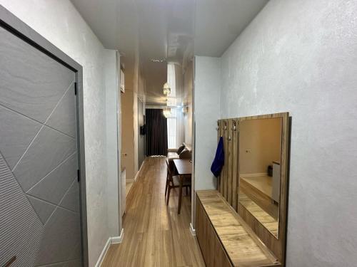 pasillo con una habitación con espejo y mesa en Bagrationi Apartment with Separate bedroom, en Angisa