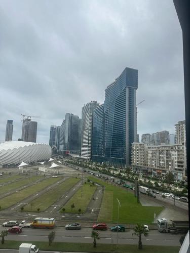 una ciudad con mucho tráfico frente a edificios altos en Bagrationi Apartment with Separate bedroom, en Angisa