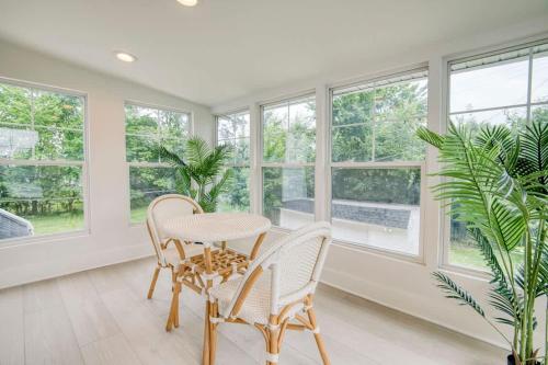 Taman di luar 3BR Gem w 4-Season Room