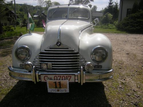 an old white truck is parked in a driveway at Dwa Dęby in Lubawka