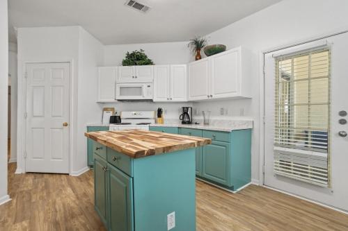 Dapur atau dapur kecil di Beachy Villa! Just Renovated, Pools, 2 Min to the Beach